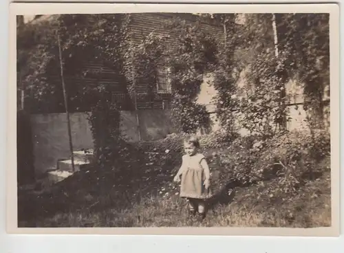 (F19529) Orig. Foto kleines Mädchen Hannelore im Garten 1932