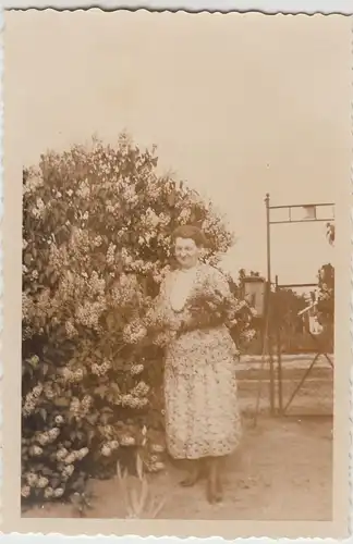 (F19528) Orig. Foto Frau am Busch in Gartenalage, Berlin-Kaulsdorf 1933