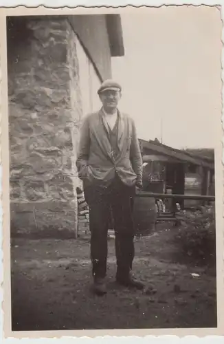 (F19523) Orig. Foto Herr Hinrichsen an einem Haus in Freienwill 1946