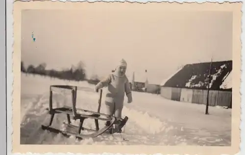 (F19518) Orig. Foto Kleinkind mit Schlitten im Freien 1940er