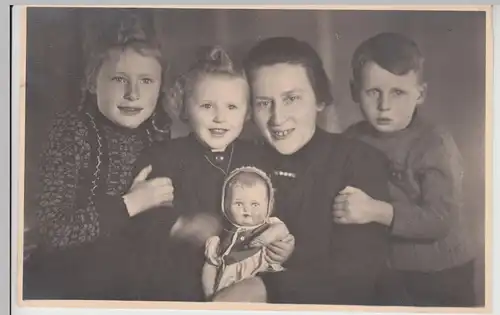 (F19517) Orig. Foto Frau mit Enkelkindern 1940er