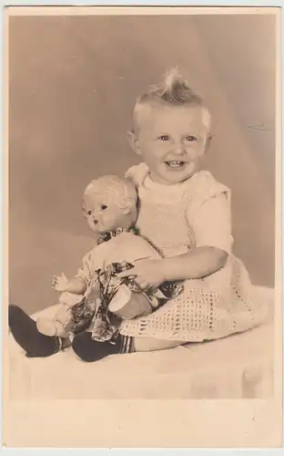 (F19516) Orig. Foto Kleinkind Birgit mit Puppe, 1940er