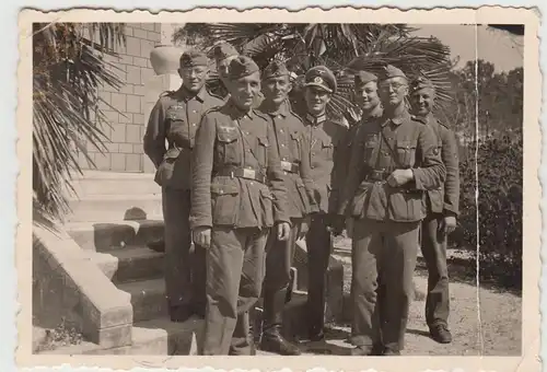(F19505) Org. Foto deutsche Soldaten i. Frankreich, Gruppenbild an Treppe 1940er