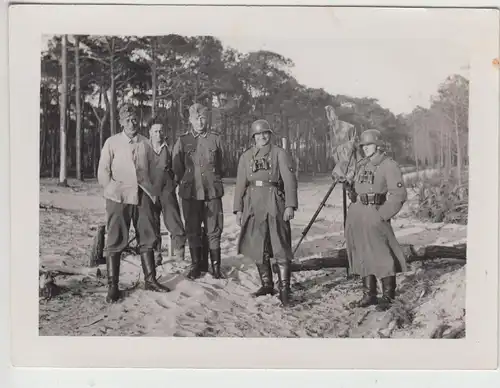 (F19504) Orig. Foto deutsche Soldaten i. Frankreich, verdeckter MG-Stand 1940er