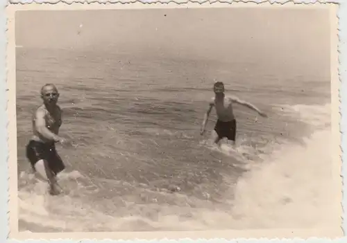 (F19500) Orig. Foto deutsche Soldaten am Kanal, Baden 1940er