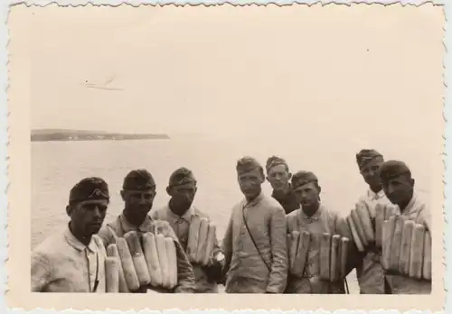 (F19499) Orig. Foto deutsche Soldaten am Kanal, auf dem Boot 1940er