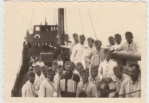 (F19497) Orig. Foto deutsche Soldaten am Kanal, auf dem Boot 1940er