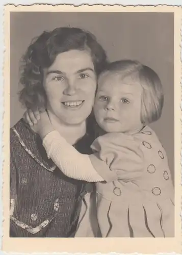 (F19495) Orig. Foto junge Frau mit Kind Gisela, Oberfrohna 1940