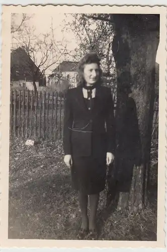(F19484) Orig. Foto junge Frau am Baum im Garten 1930/40er