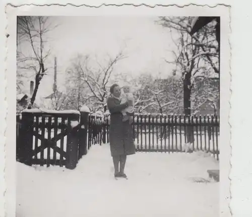 (F19480) Orig. Foto Frau m. Kleinkind a. Arm im Winter 1939