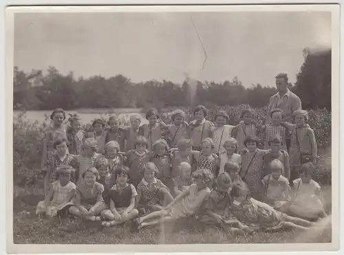 (F19476) Orig. Foto Mädchen, große Kindergruppe im Freien 1930er