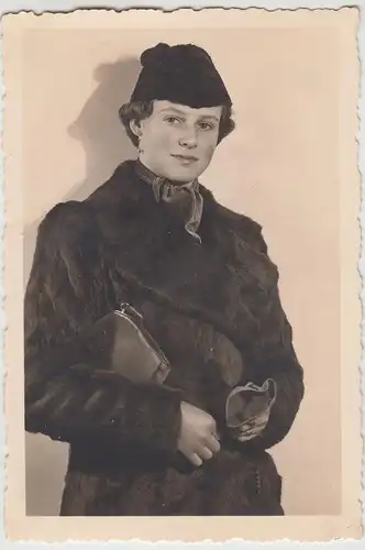 (F19470) Org. Foto Porträt junge Frau Inge Schade im Pelzmantel, Oberfrohna 1939