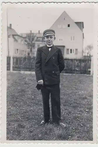 (F19464) Orig. Foto Junge auf der Wiese vor dem Haus 1930/40er