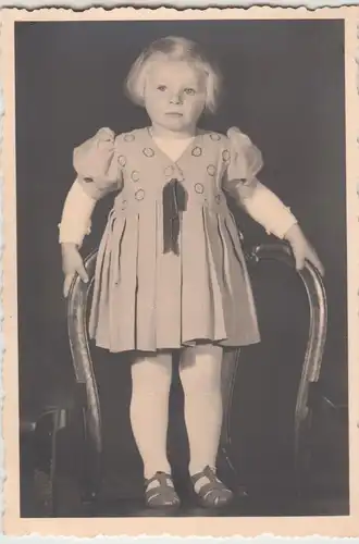 (F19460) Orig. Foto kleines Mädchen auf Stuhl, , Oberfrohna 1940