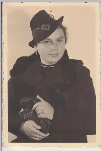 (F19459) Orig. Foto Porträt junge Frau m. Handtasche u. Hut, Oberfrohna 1939