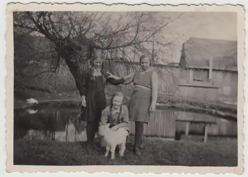 (F19450) Orig. Foto Mädchen mit Zicklein am Weiher 1930/40er