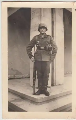 (F19425) Orig. Foto deutscher Soldat steht Wache 1930/40er