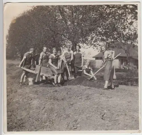 (F19420) Org. Foto Kloster Wöltingerode, Damen d. Frauenschule Gartenarbeit 1928