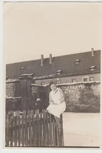 (F19386) Orig. Foto Kloster Wöltingerode, Dame d. Frauenschule a. Zaun 1928