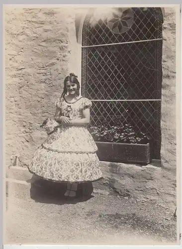 (F19378) Orig. Foto junge Frau im bunten Kleid am Kloster Wöltingerode 1928