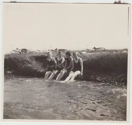 (F19377) Orig. Foto junge Damen baden im Wasser, Wöltingerode 1928