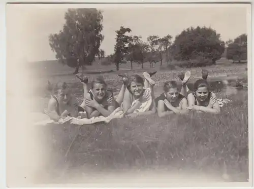 (F19373) Orig. Foto junge Damen auf Wiese nahe dem Kloster Wöltingerode 1928