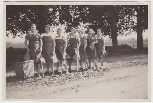 (F19364) Orig. Foto Kloster Wöltigerode, Frauenschule 1928, Gartenarbeit