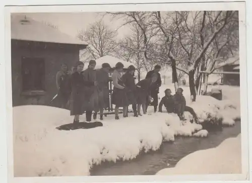 (F19358) Orig. Foto Kloster Wöltigerode, Frauen im Garten am Bach, Winter 1928