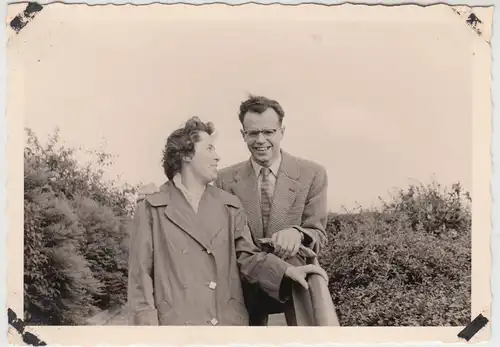 (F19327) Orig. Foto Altona, junges Paar beim Spaziergang 1957