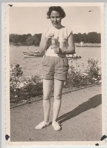 (F19321) Orig. Foto Hamburg, junge Frau am Stadtparksee 1957