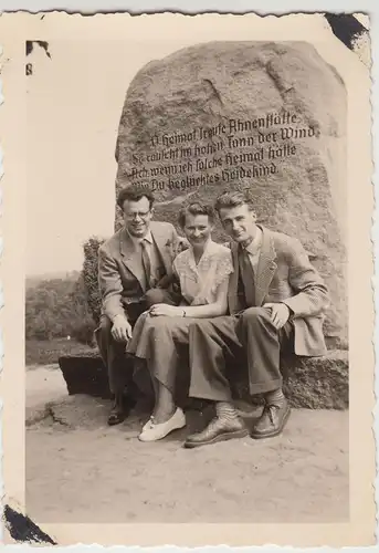 (F19310) Orig. Foto Fallingbostel, Personen a. Gedenkstein 1955