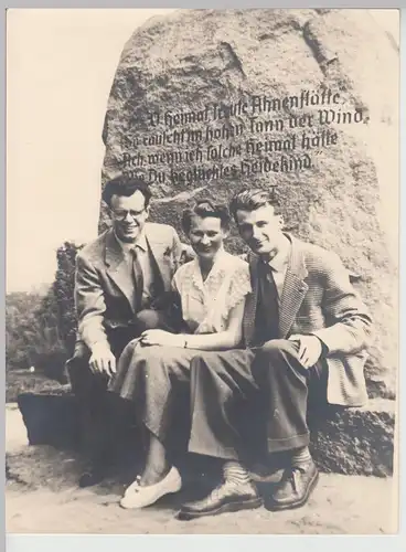 (F19308) Orig. Groß-Foto Fallingbostel, Personen a. Gedenkstein 1955