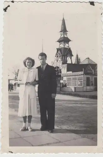 (F19297) Orig. Foto Heringsdorf, junges Paar vor der Seebrücke 1952