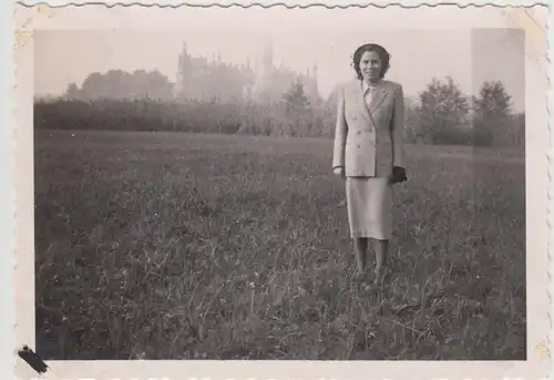 (F19288) Orig. Foto junge Frau vor dem Schloss in Schwerin 1951