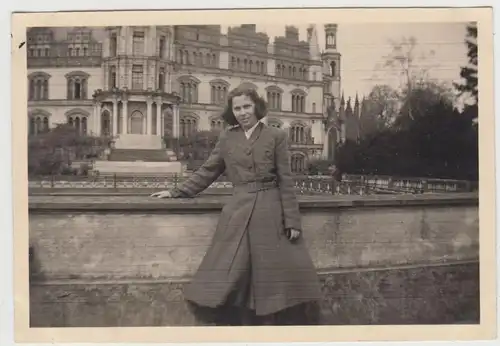 (F19272) Orig. Foto Schwerin, junge Frau vor dem Schloss 1950