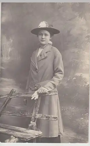(F19263) Orig. Foto junge Frau an einer Bank, Kabinettfoto 1920er