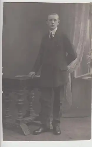 (F19261) Orig. Foto junger Mann am Tisch, Kabinettfoto Neustrelitz 1920er
