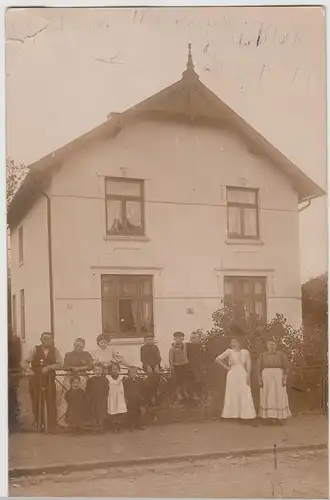 (F19258) Orig. Foto Personen vor Wohnhaus in Groß-Flottbek 1914