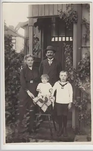 (F19257) Orig. Foto Personen, Familie m. Kleinkind vor dem Hauseingang 1910/20er
