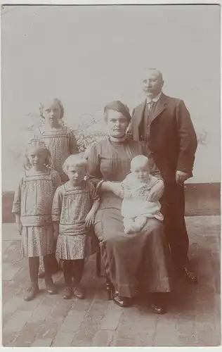 (F19256) Orig. Foto Personen, Familie m. 4 Kinder im Freien 1910/20er