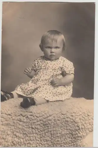 (F19254) Orig. Foto Kleinkind auf Schaffell 1930-50er