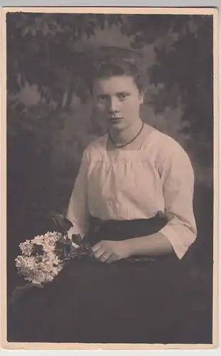 (F19251) Orig. Foto Porträt junge Frau m. Blumen, Kabinettfoto 1920er