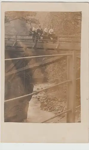 (F19245) Orig. Foto Personen auf einer Holzbrücke 1920er
