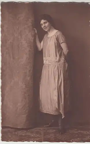 (F19244) Orig. Foto junge Frau am Vorhang, Kabinettfoto Altona-Ottensen 1920er