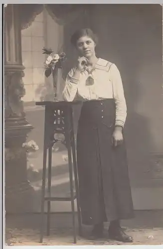 (F19243) Orig. Foto junge Frau am Stehtischchen, Kabinettfoto 1910/20er