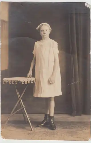 (F19242) Orig. Foto Mädchen am kleinen Tisch, Kabinettfoto 1910/20er