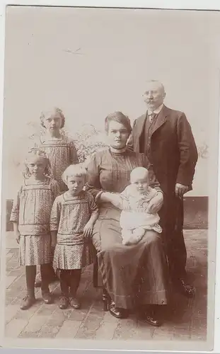 (F19238) Orig. Foto Personen, Familie m. 4 Kinder im Freien 1910/20er
