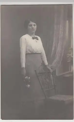 (F19236) Orig. Foto junge Frau mit Stuhl, Kabinettfoto 1910/20er