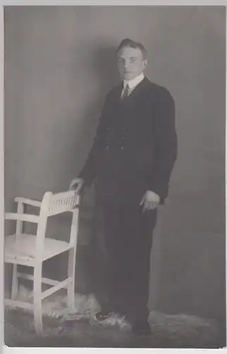 (F19235) Orig. Foto junger Mann mit Stuhl, Kabinettfoto 1910/20er