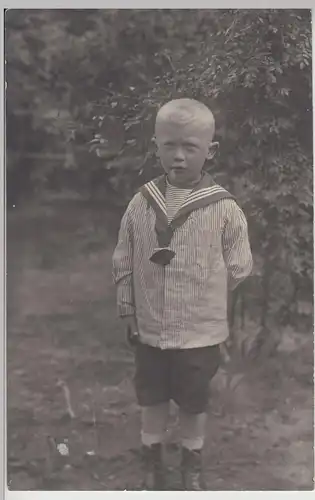 (F19227) Orig. Foto kleiner Junge im Freien 1910/20er